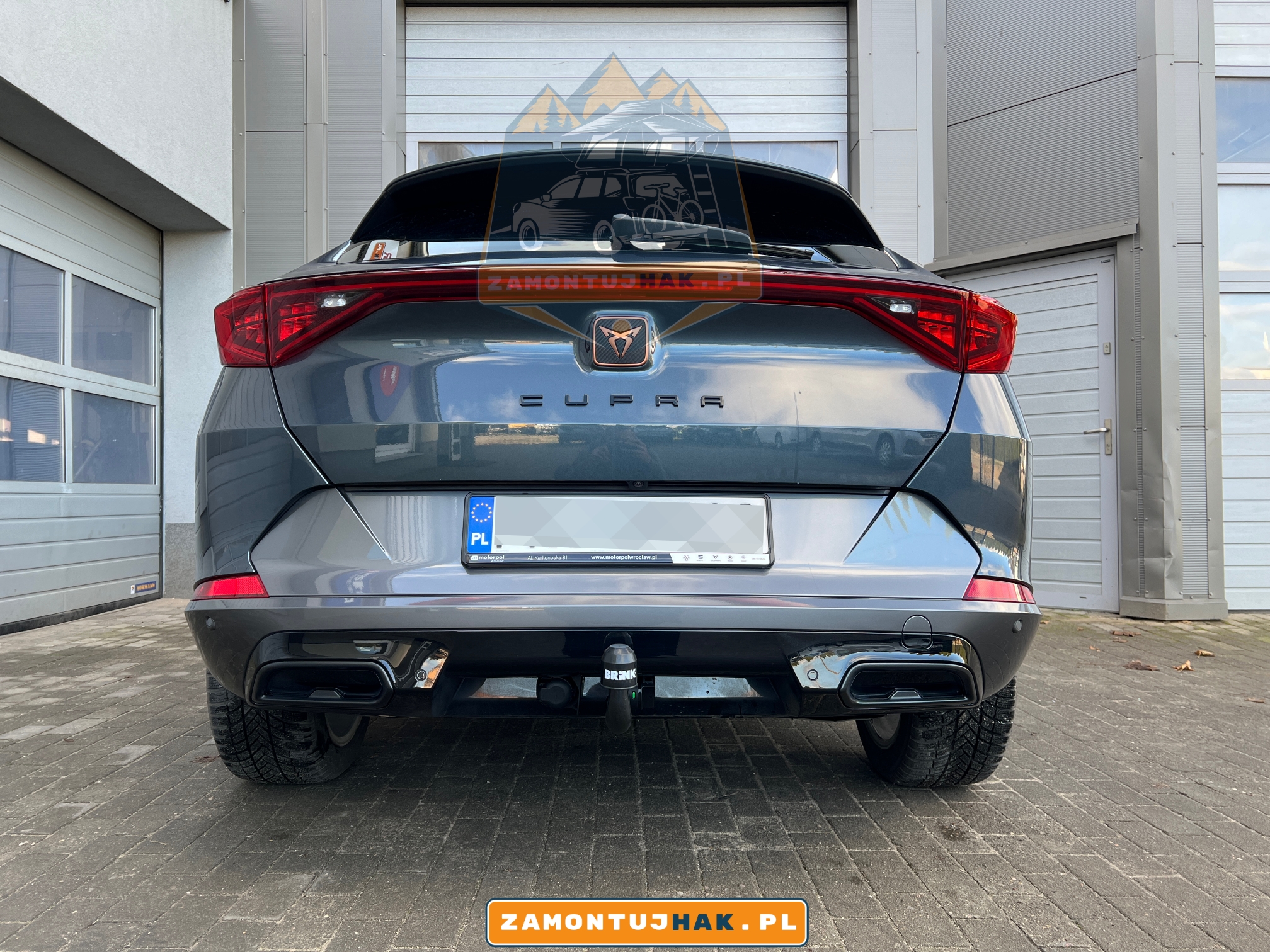 Zdjęcie Seata Cupry Formentor z zamontowanym hakiem holowniczym wypinanym pionowo Brink, zdjęcie zrobiono od tyłu samochodu